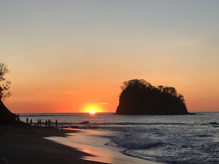 Kleine Insel im Sonnenuntergang über dem Meer